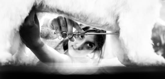 Nadine Vico cortando el pelo en blanco y negro